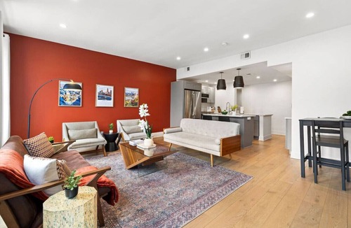 Central Northside Apartment | ★HostWise Stays★ Exposed Beams, Modern Vintage War Streets Charmer!