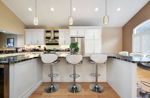 Mount Washington House | ★ HostWise Stays ★ Skyline Splendor w/Private Balconies & Game Room