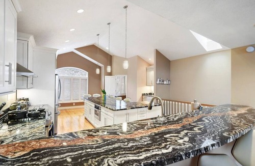 Mount Washington House | ★ HostWise Stays ★ Skyline Splendor w/Private Balconies & Game Room
