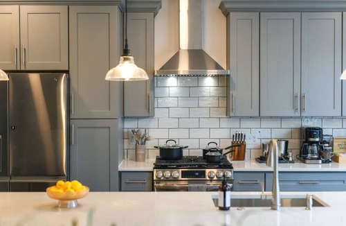 Central Northside House | ★ HostWise Stays ★ Vibrant Getaway - Skyline Rooftop Deck & Garage
