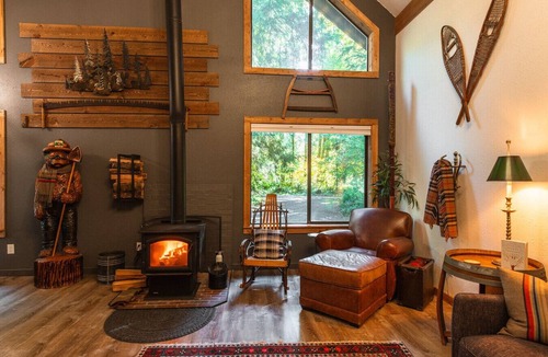 Welches Cabin | Hot Tub, 1.6 acres + Game Room| Walk to wine bar, coffee shop and more