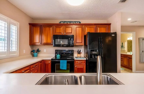 Butler Beach Condo | ~Hot Tub~2 King Beds~3 Bedrooms~Walk to Beach, Free Parking, Close to Downtown
