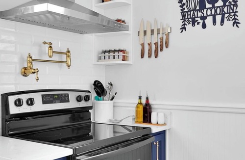 Lincolnville House | Hot tub- 80's Arcade- Pool table- 7 car parking- Historic Downtown 6/4- Events!