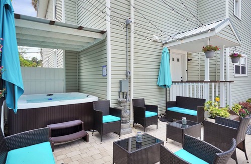 Lincolnville House | Hot tub- 80's Arcade- Pool table- 7 car parking- Historic Downtown 6/4- Events!
