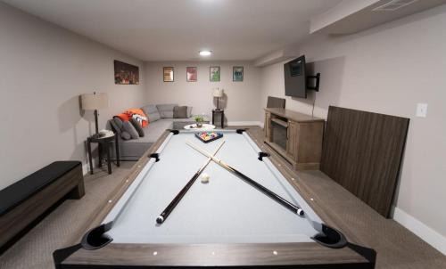 Lamar Heights Area House | Hot Tub and Pool Table in Large Arvada Home
