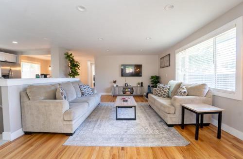 Lamar Heights Area House | Hot Tub and Pool Table in Large Arvada Home