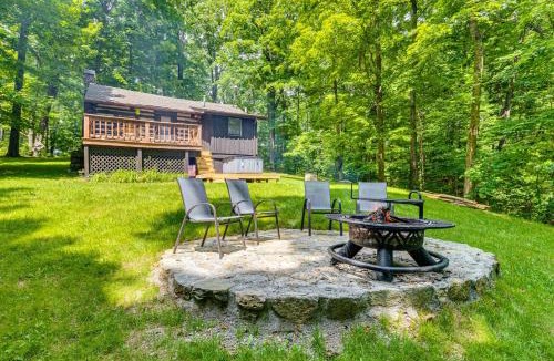 Nineveh House | Hot Tub + Deck: Cabin Hideaway in Brown County