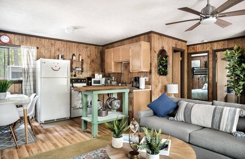Bergton Cabin | Hot Tub, Deck, Screened Porch, Fire Pit, & WiFi