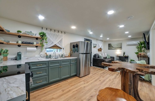 Springville Cottage | Hot Tub, Deck! Tiny Home Retreat By Kentucky Lake