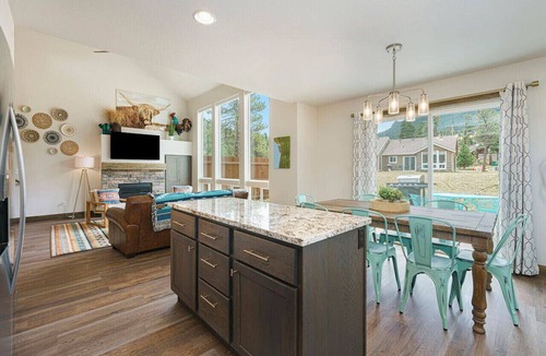 Estes Park Villa | Hot tub! Dogs OK! King Bed & Fireplace, Near Park