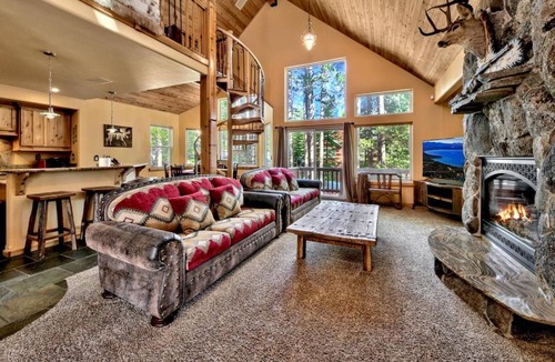 Tahoe Paradise House | Hot Tub! EV Charger! Pool Table! Dog Friendly!