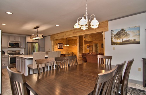 Hickory Hills House | Hot Tub Fire Pit/AC BSK CT 6000 Sq Ft Private WIFI FREE Tesla EV Charger/WIFI