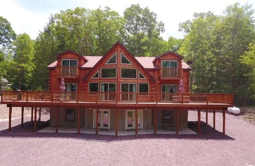 Hickory Hills House | Hot Tub Fire Pit/AC BSK CT 6000 Sq Ft Private WIFI FREE Tesla EV Charger/WIFI
