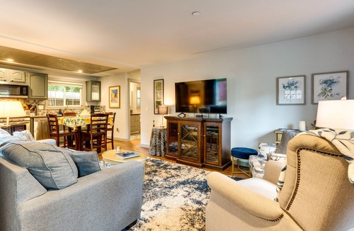 Maple Heights-Lake Desire House | Hot Tub & Fire Pit Access! Peaceful Renton Retreat