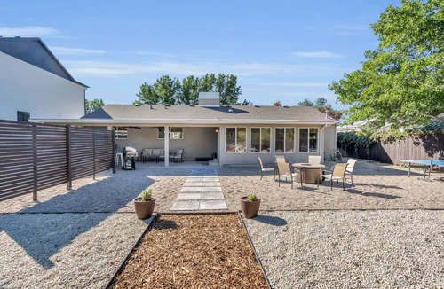 Midvale House | Hot Tub, Fire Pit, and Barrel Sauna, and one left turn to world's best skiing!