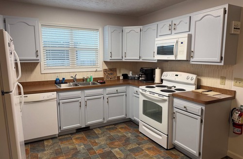 Geneva-on-the-Lake House | Hot Tub · Fire Pit · Arcade | Sleeps 8 | Walk to the Strip | GOTL