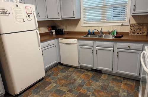 Geneva-on-the-Lake House | Hot Tub · Fire Pit · Arcade | Sleeps 8 | Walk to the Strip | GOTL