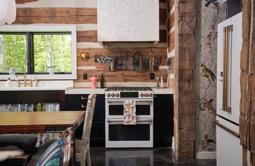 Pine Bush Cabin | Hot Tub & Fire Pit! Eclectic Ulster County Cabin