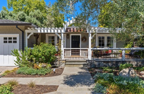 St. Helena House | Hot Tub, Fire Pit, EV Charger. Unwind 🍷 at Our Cozy Retreat.