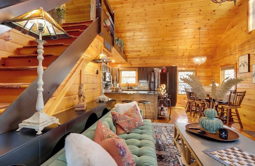 Murphy Cabin | Hot Tub & Fire Pit: Fall Family Retreat in Murphy!