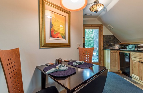 Dahlonega Cottage | ♨️Hot Tub🔥Fire Pit🛏️King🍔Grill🌲Deck🎦ROKU📧WiFi🐟Pond🍷Wineries🏞️Waterfall