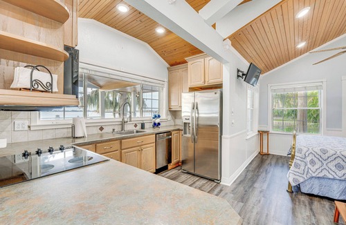 Winter Haven Apartment | Hot Tub & Fire Pit: Lakefront Home on Lake Eloise