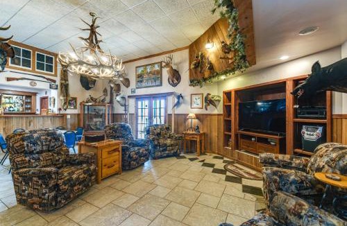 Davison County House | Hot Tub, Fire Pit! Massive Mt Vernon Hunting Lodge