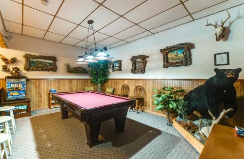 Davison County House | Hot Tub, Fire Pit! Massive Mt Vernon Hunting Lodge