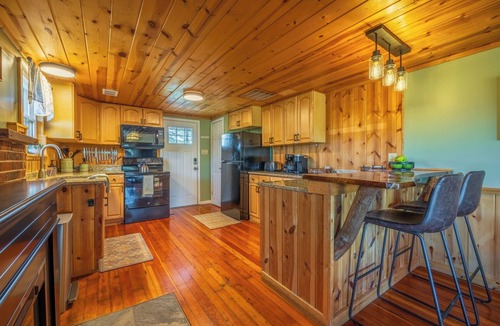 Rockbridge Cottage | Hot Tub/Fire Pit/Play set/Arcade/Easy access to everything 4 mins to US 33
