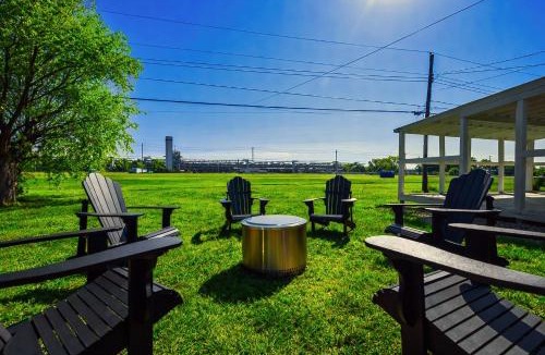 Speedway House | Hot Tub - Fire Pit - Shuffleboard - Walk to Track - Family Friendly