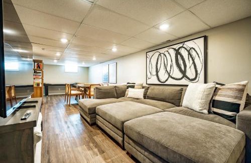 Speedway House | Hot Tub - Fire Pit - Shuffleboard - Walk to Track - Family Friendly