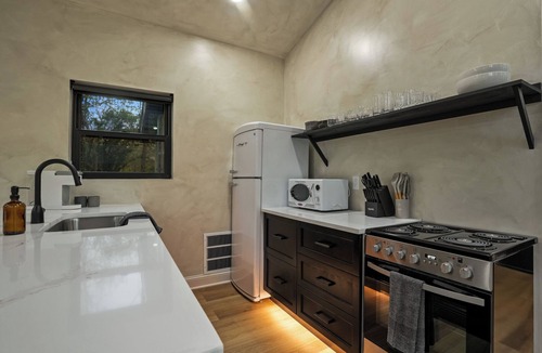 McArthur House | Hot Tub · Fire Pit · Spa Bath | Lux Cabin Sleeps 2