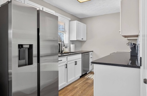 Georgetown House | Hot Tub + Fire Pit Swings + Retro Arcade Garage = Fun Modern Stay