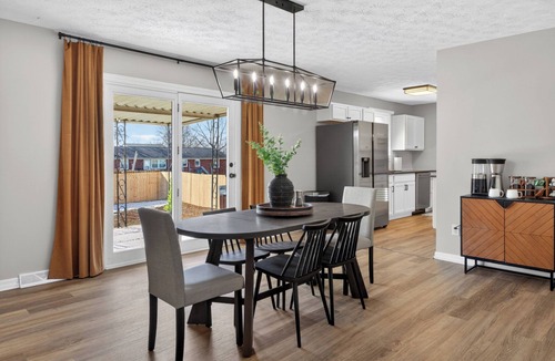 Georgetown House | Hot Tub + Fire Pit Swings + Retro Arcade Garage = Fun Modern Stay