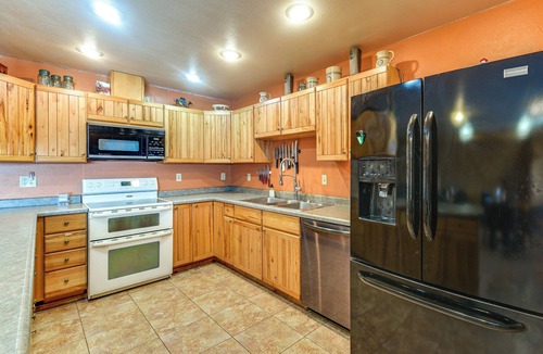 Davison County Cabin | Hot Tub, Fire Pit! Massive Mt Vernon Hunting Lodge