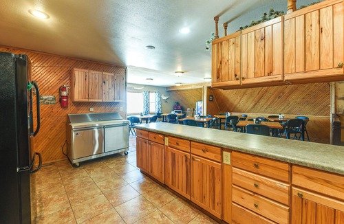 Davison County Cabin | Hot Tub, Fire Pit! Massive Mt Vernon Hunting Lodge