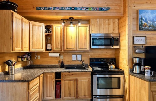 Leavenworth Cabin | Hot Tub | Firepit | BBQ | Community Beach | Dogs