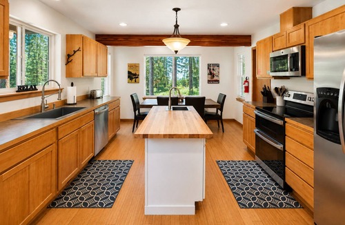 Leavenworth House | Hot Tub | Firepit | BBQ | Community Beach | Dogs