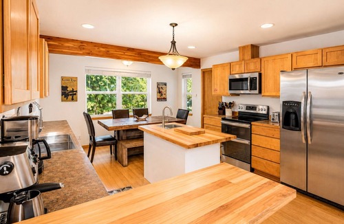 Leavenworth House | Hot Tub | Firepit | BBQ | Community Beach | Dogs