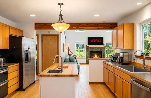 Leavenworth House | Hot Tub | Firepit | BBQ | Community Beach | Dogs