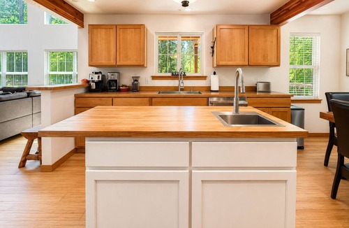 Leavenworth House | Hot Tub | Firepit | BBQ | Community Beach | Dogs