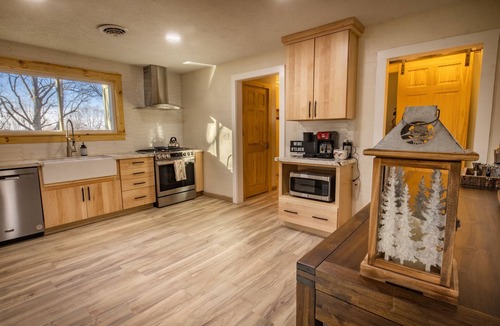 Edmond House | Hot Tub. Firepit. Game Room. Pet Friendly. 11 Acre Retreat.