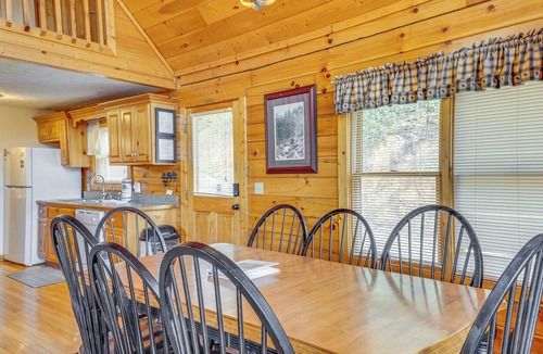 Black Bear Falls Cabin | Hot Tub & Game Room: Log Cabin 2 Mi to Ripley’s!