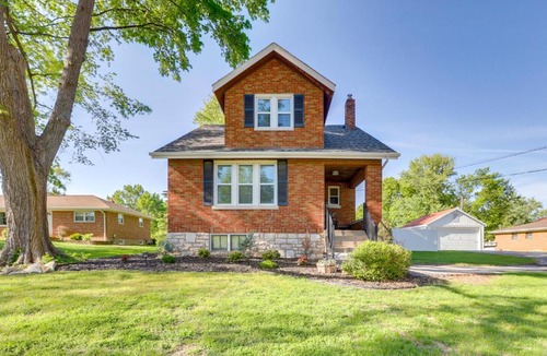 Mehlville House | Hot Tub, Grill & Games! Family Getaway in St Louis