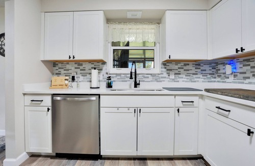 West De Land House | Hot tub hideaway, pet friendly retreat minutes from lake, river, downtown DeLand