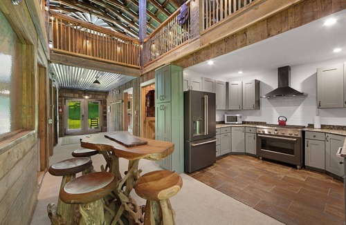Ridgewood Estates House | HOT Tub! Hiking, Pool Table, Rustic Getaway, Views, Relax, Pets