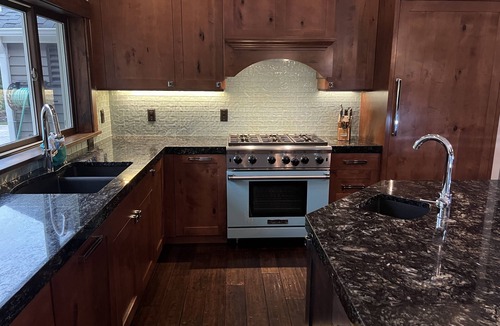 North Creek House | Hot Tub I Fireplace I Pool Table I King Bed I Private Parking