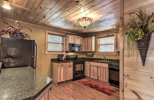 Sevierville Cabin | Hot Tub & Loft: Mountain-View Sevierville Cabin