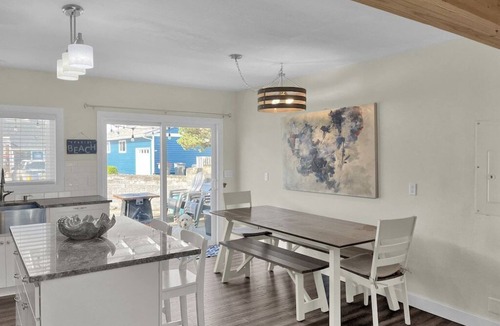 Seaside Cottage | Hot Tub Mere Steps from the Beach