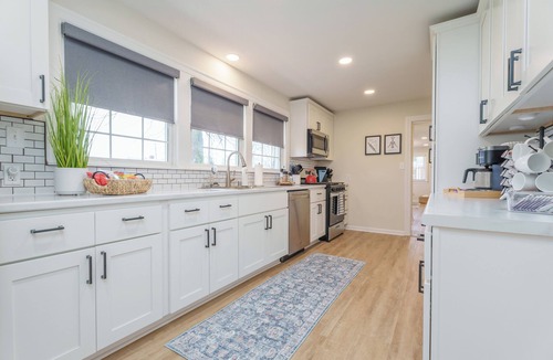 Owensboro House | Hot tub/pool/firepit/3 bedroom Home center of town 2 Livingroom's sleeps 12